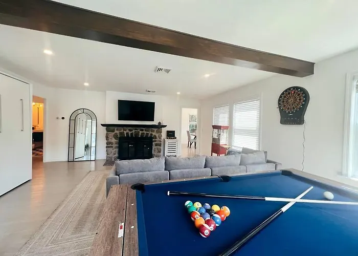 Blue House, King Bed, Grill, Pool Table, Air Hockey, Ping Pong