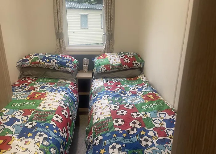 3 Bed Chalet - Sleeps 6 - Parking - Wifi
