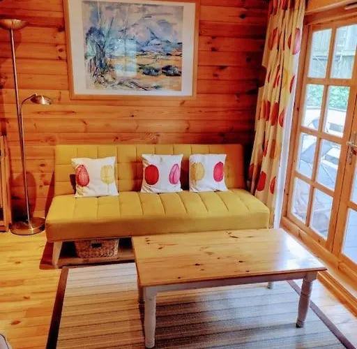 Cosy Log Cabin In Llanfoist Village