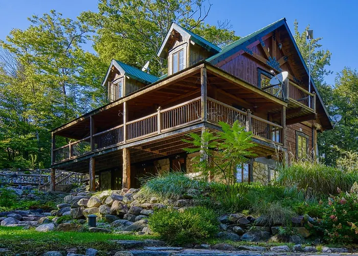 Grenville Gem: Luxury Chalet,Pool & Jacuzzi Oasis