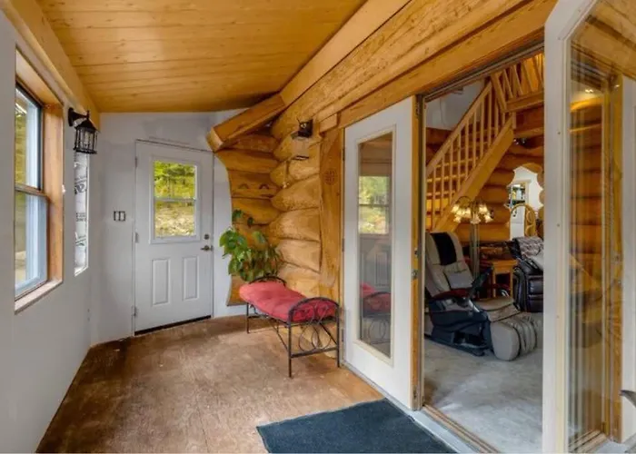 Authentic Lofted Log Cabin With Hot Tub