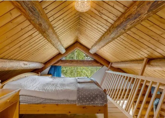 Authentic Lofted Log Cabin With Hot Tub