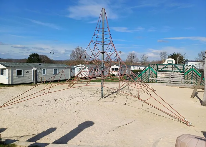 3 Bedroom Caravan - Sleeps 8 Parking Pets Beach