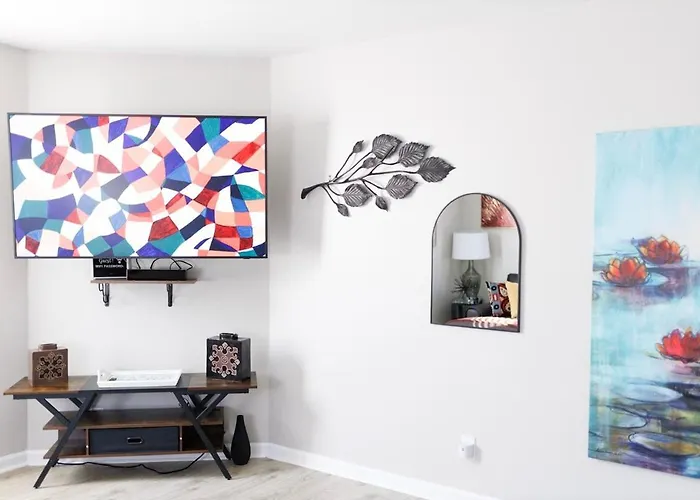 Blue Corner Luxe, Timeless Charm Near Downtown