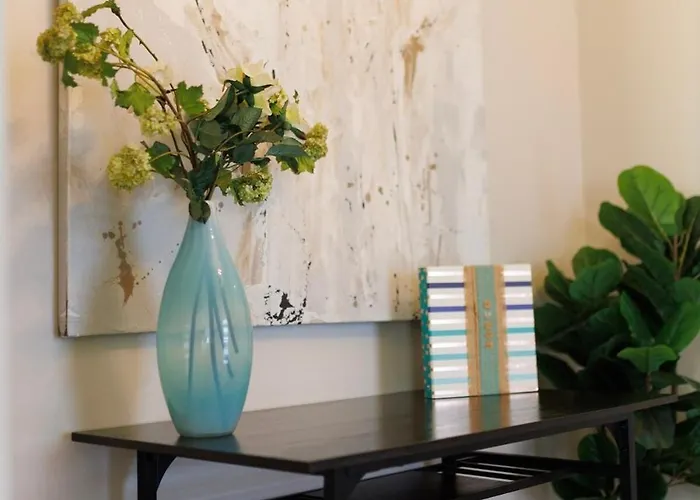 Blue Corner Luxe, Timeless Charm Near Downtown