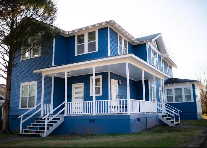Blue Corner Luxe, Timeless Charm Near Downtown
