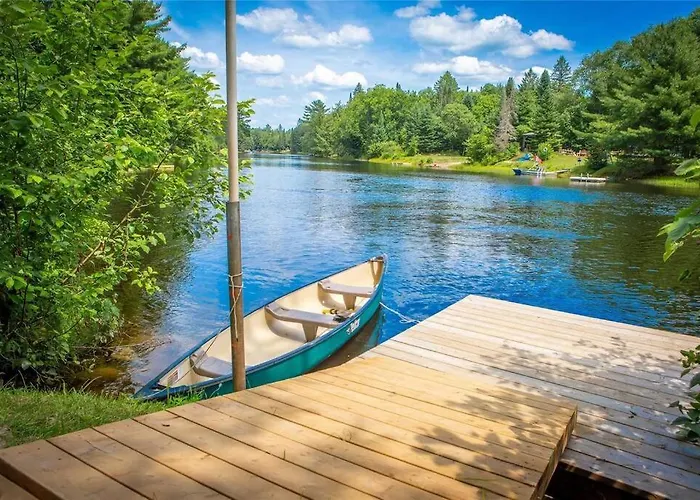Lovely Muskoka Waterfront Cottage-Hot Tub & Sauna!