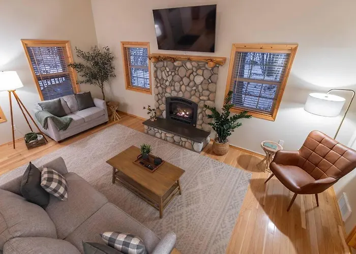 River Rock Chalet :: Hot Tub, Pets, Stevens Pass
