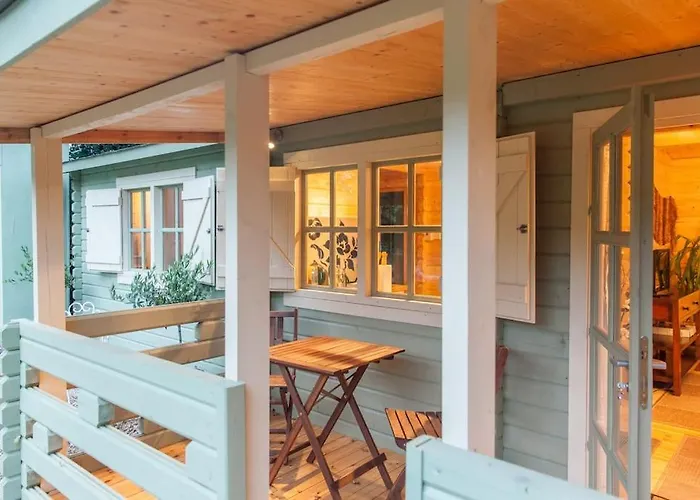 Family Friendly Sunny Log Cabin