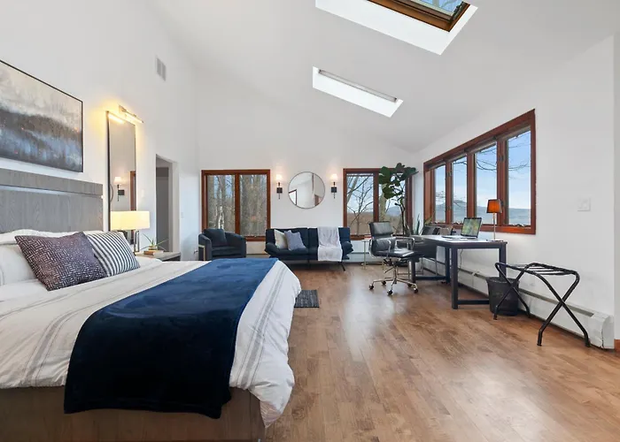 5 Star Gorgeous Cliffside Chalet With Panoramic Views