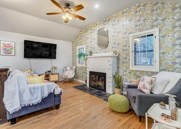 Chic Chalet W/ Hot Tub, Ping-Pong, Arcade Bball