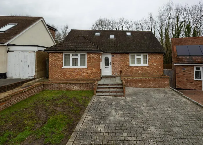 Modern Detached 4-Bedroom 2-Bath Home, Guildford
