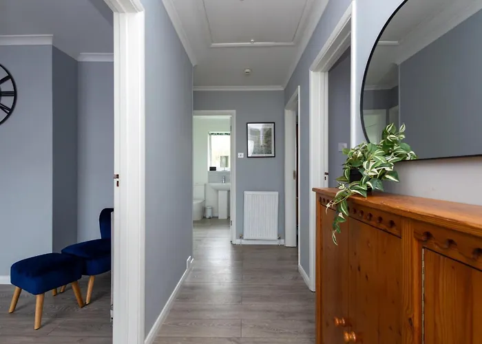 Cozy 2-Bed Detached Bungalow With Parking Woking