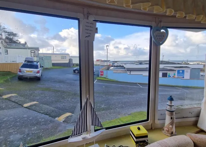 2 Bed Caravan - Sleeps 4 - Pets - Parking - Wifi