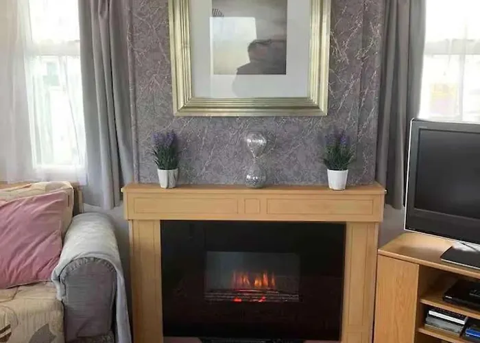 2Bed Caravan Sleeps 6- Beach Access Pets Parking