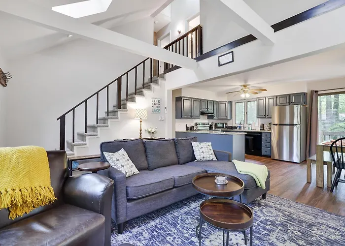 Dreamy Lake House - Fireplace, Firepit & Pet Friendly