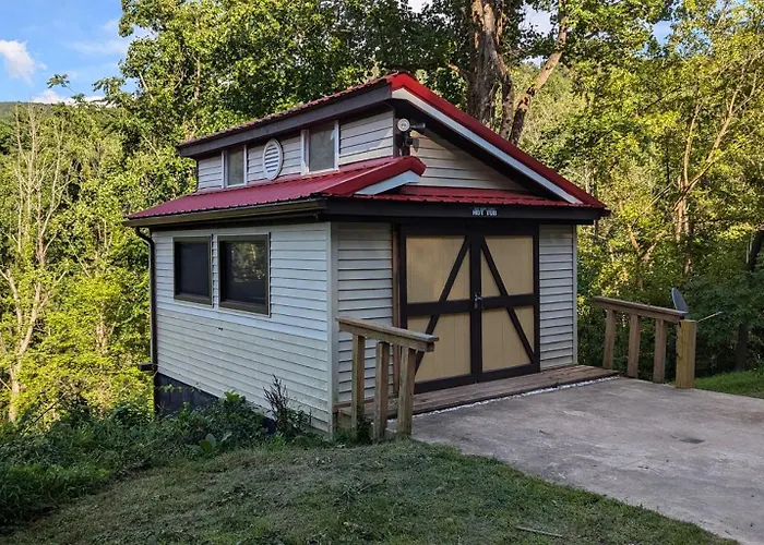 Red Roof Mountain Cabin With Hot Tub, Starlink & Whole-House Generator