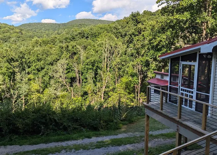 Red Roof Mountain Cabin With Hot Tub, Starlink & Whole-House Generator