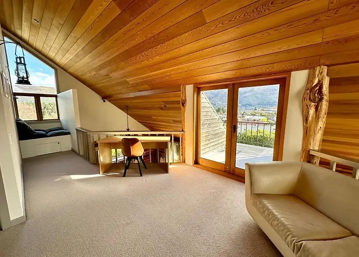 Large Ski Club Style Lodge, Views, Walk To Town