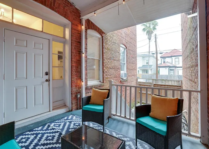 Red Brick Beauty In Downtown