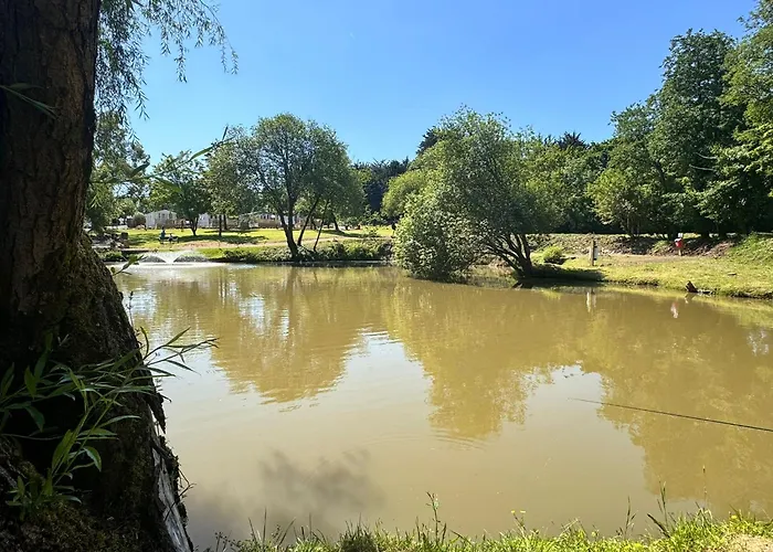 Peaceful Lake Retreat - Fishing Lakes, Heated Outdoor Swimming Pool 500Yrds On Sister Park , Pool Open May To September