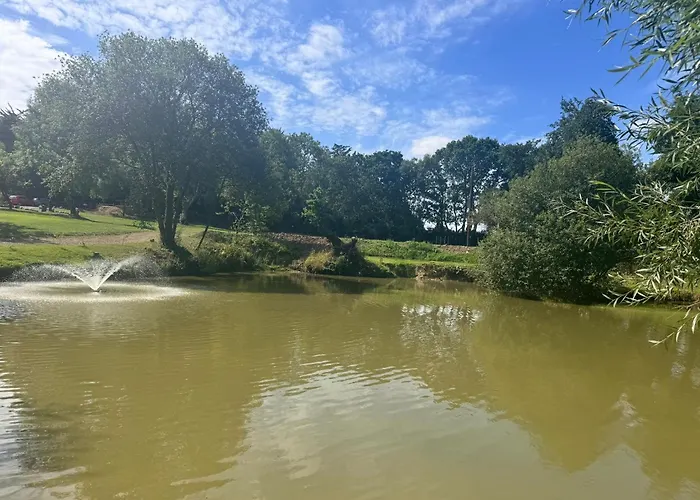 Peaceful Lake Retreat - Fishing Lakes, Heated Outdoor Swimming Pool 500Yrds On Sister Park , Pool Open May To September