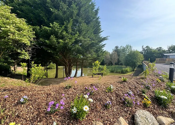 Peaceful Lake Retreat - Fishing Lakes, Heated Outdoor Swimming Pool 500Yrds On Sister Park , Pool Open May To September