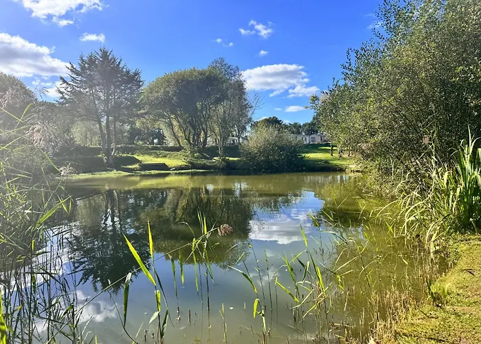 Peaceful Lake Retreat - Fishing Lakes, Heated Outdoor Swimming Pool 500Yrds On Sister Park , Pool Open May To September