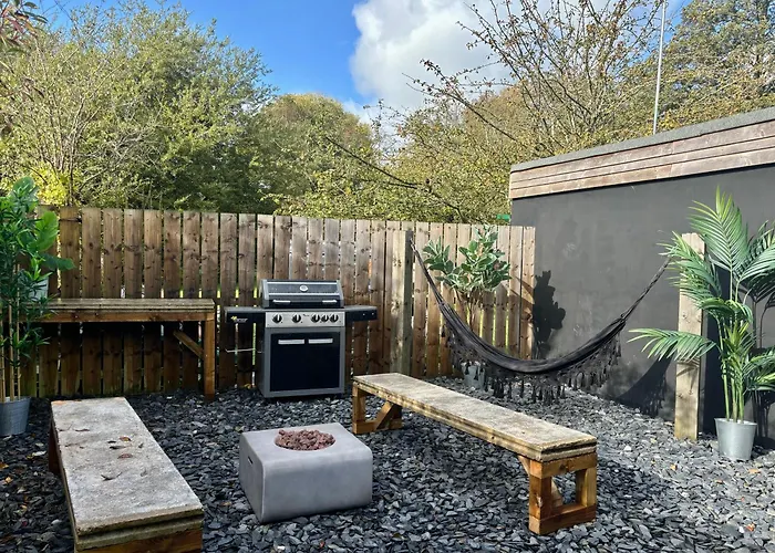 The Pinewood Cabin With Firepit & Bbq