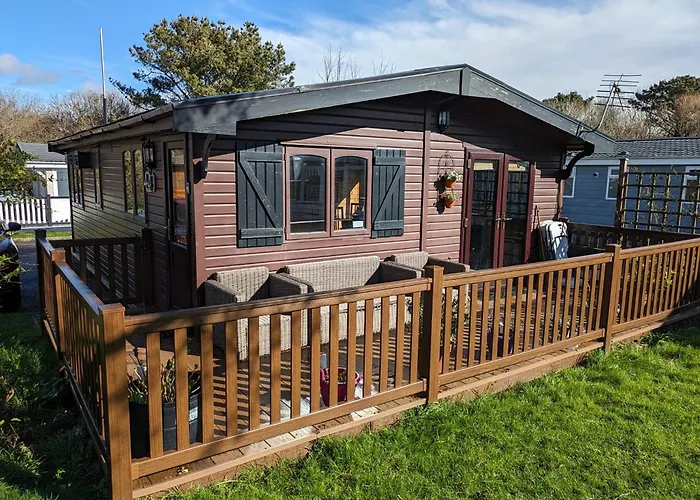 Shorefield Lodge By The Lake