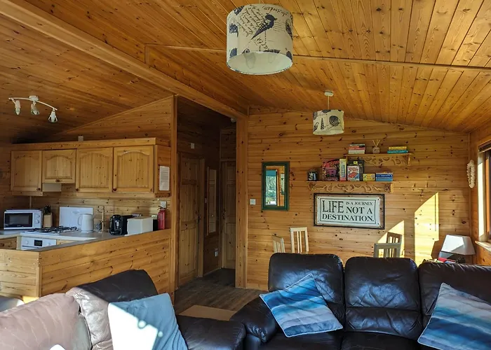 Shorefield Lodge By The Lake