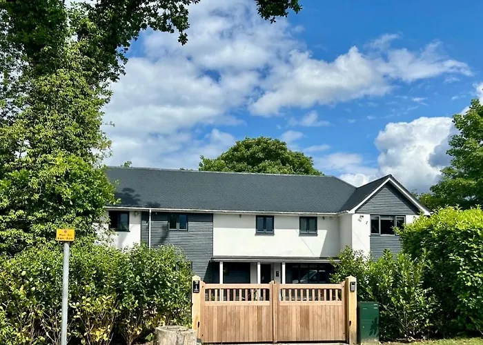 The Gatwick Cabin With Airport Parking Available