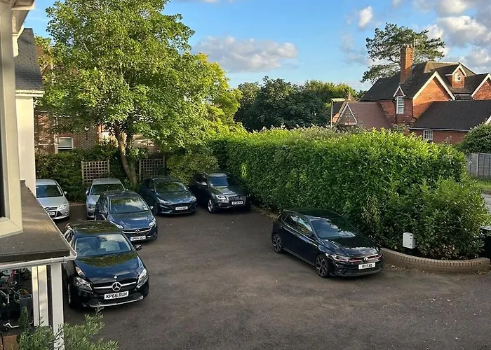 The Gatwick Cabin With Airport Parking Available
