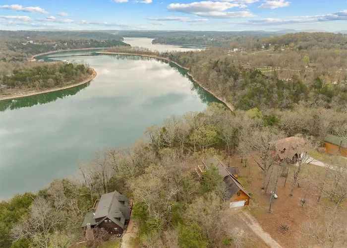 Remodeled Lakefront Cabin, Shuffleboard, Starlink