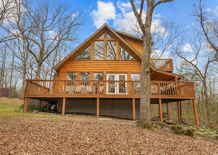 Remodeled Lakefront Cabin, Shuffleboard, Starlink