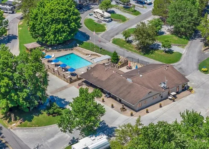 Relaxing Model Home Near Dollywood