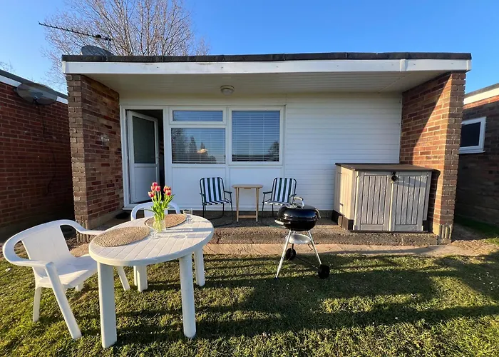 Beach Chalet - 2 Bedrooms - 4 Guests - Parking