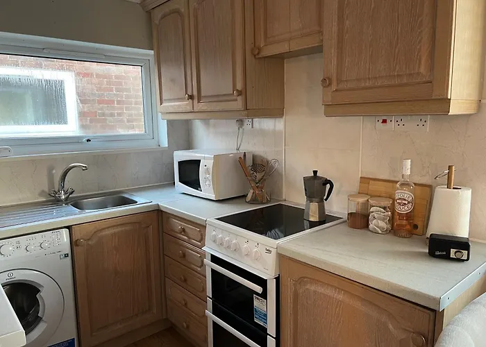 Beach Chalet - 2 Bedrooms - 4 Guests - Parking
