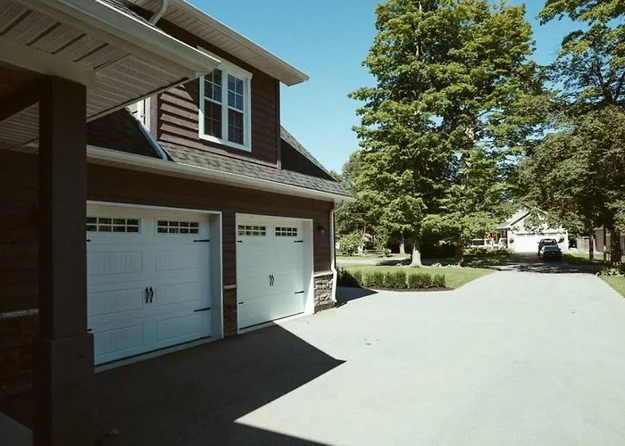 Beach House 5 Star Gem With A Muskoka Room And Yoga Studio