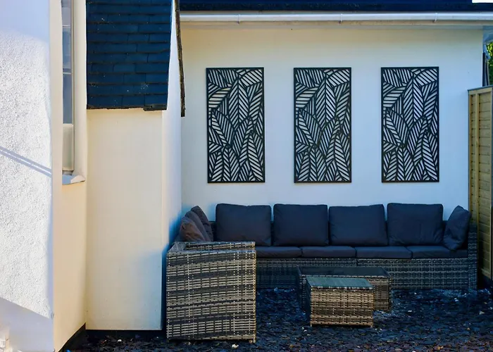 The Gatwick Cabin With Airport Parking Available