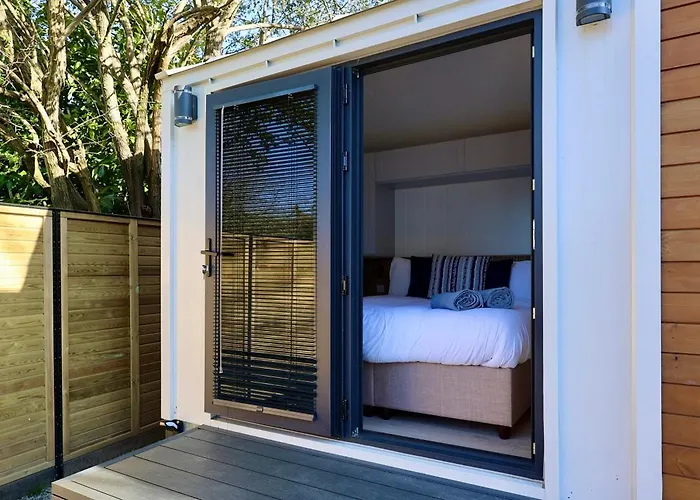 The Gatwick Cabin With Airport Parking Available