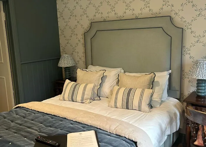 Ravenwood Hall Hotel