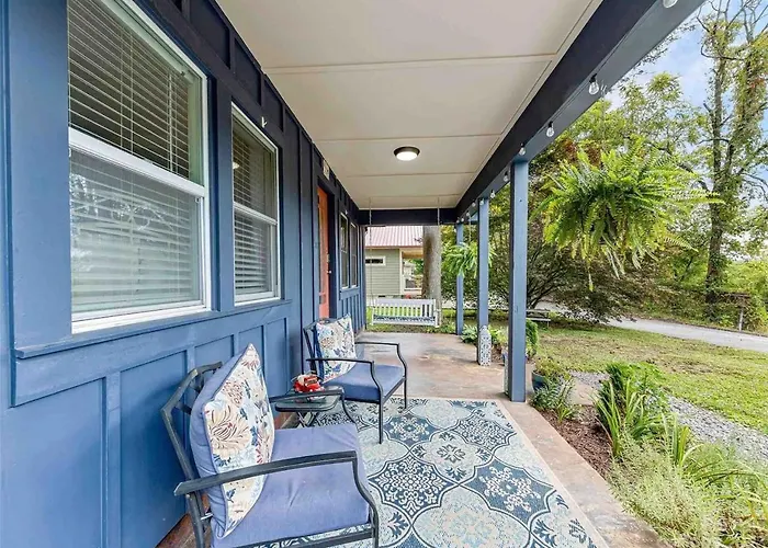 Cheerful Cottage Retreat With Quick Downtown Access