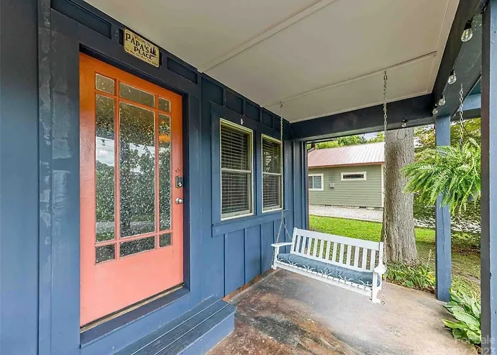 Cheerful Cottage Retreat With Quick Downtown Access