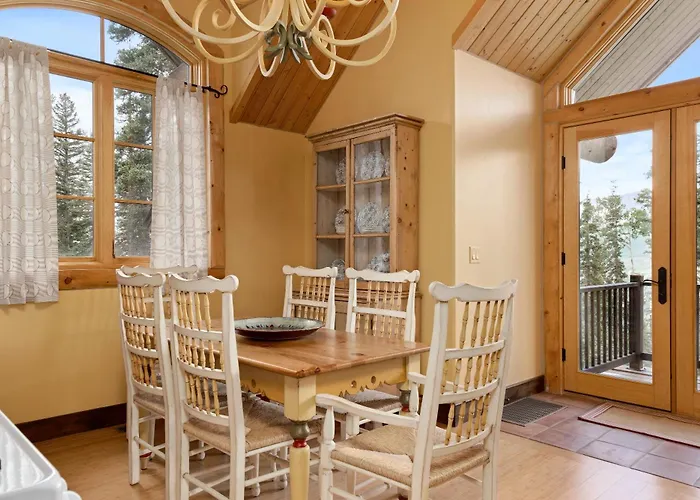 Hilltop Hideaway By Exceptional Stays