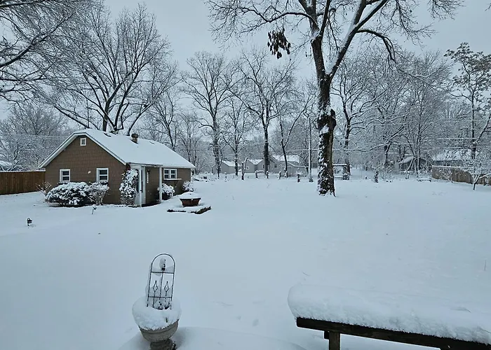 Quaint Cottage - Kansas City Area