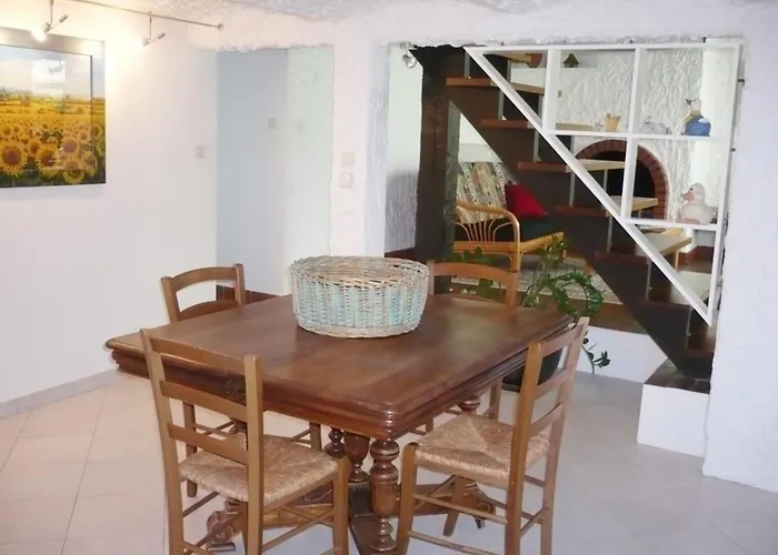 Maison spacieuse avec jardin et cheminée à Renaison - FR-1-496-110
