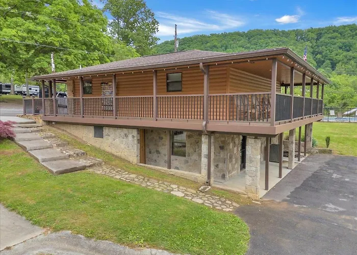 Charming Cabin Near Smoky Mountains