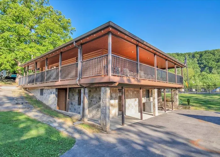 Cozy Log Cabin Retreat In Tennessee