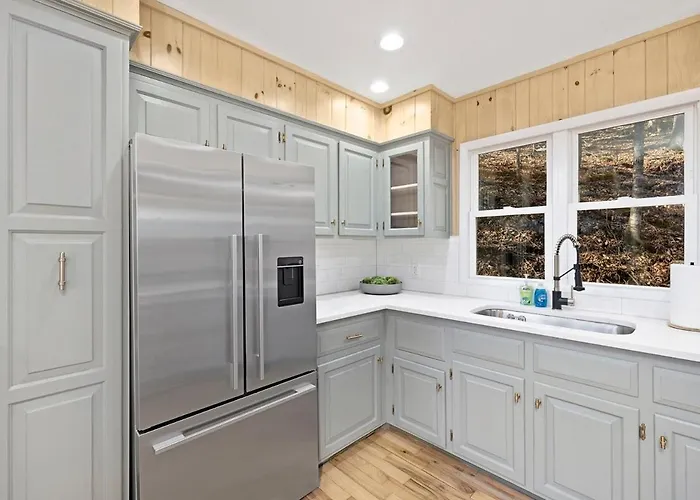 Chalet Getaway, Hot Tub, Pet Friendly!